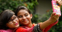 ৬টির বেশি সেলফি তুললেই সে ‘সেলফাইটিস’ রোগী