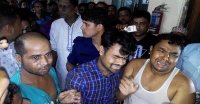 সাংবাদিকের পায়ুপথে গলিত মোম ঢেলে পুলিশের নির্যাতন