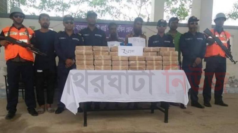 কুয়াকাটায় ৫ লক্ষ ইয়াবাসহ ২ ট্রলার ২জন পাচারকারী আটক।