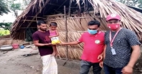 পাথরঘাটায় জোয়ারে ক্ষতিগ্রস্ত মানুষের পাশে যুব রেড ক্রিসেন্ট সদস্যরা